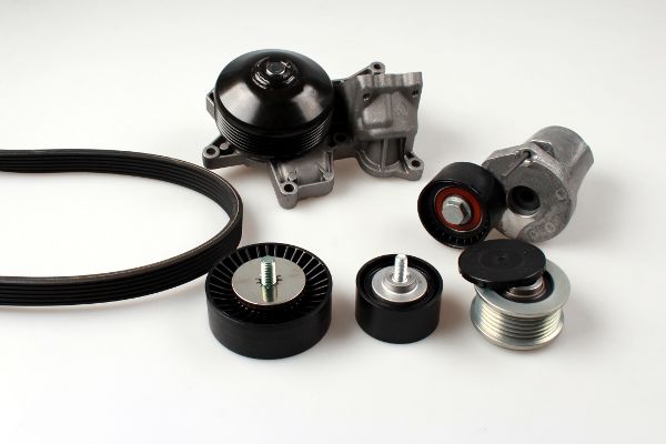 HEPU PK04210 Vízszivattyú + bordásszíjkészlet BMW